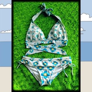 Adorable halter-top bikini 👙